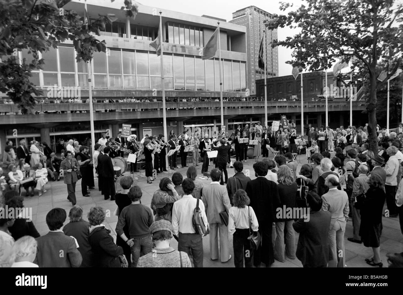 Mitglieder des BBC Concert Orchestra führen für Bürgerinnen und Bürger, die nicht sehen, wie sie in der Royal Festival Hall wegen der Orchester-Arbeitskampf durchführen konnten. Die Bilder zeigen Mitglieder der Öffentlichkeit und Mitgliedern des Orchesters genießen das Konzert außerhalb neben dem Fluss heute Abend. Juni 1980 80-02997-006 Stockfoto