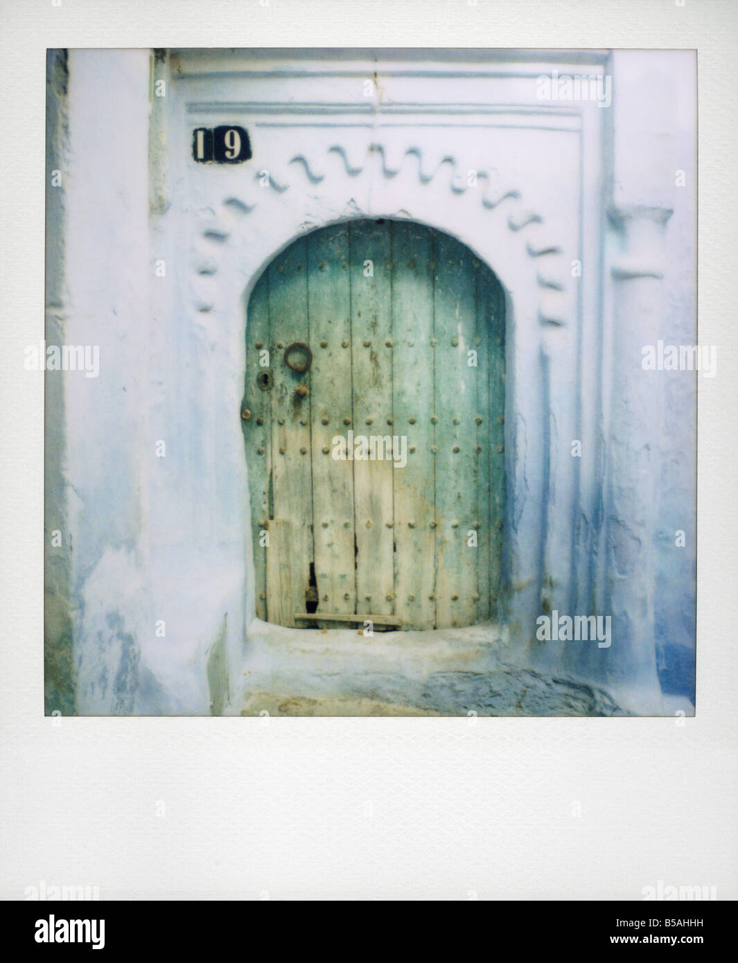 Polaroid der alten Tür und weiß getünchte Wand Chefchaouen Marokko Nordafrika Afrika Stockfoto