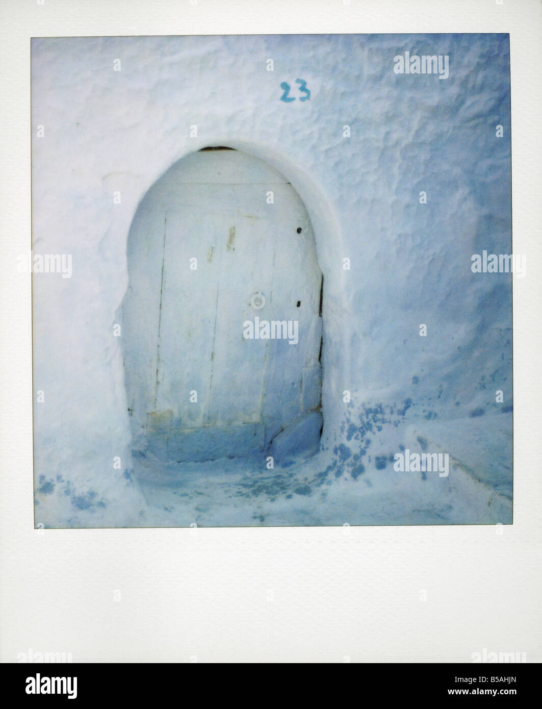 Polaroid der alten Tür und weiß getünchte Wand Chefchaouen Marokko Nordafrika Afrika Stockfoto