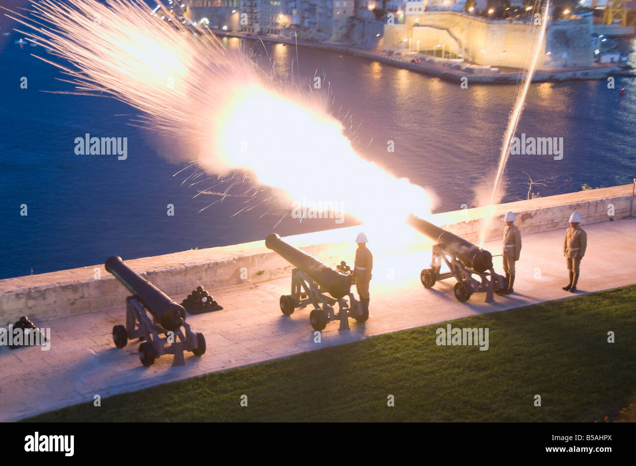 Abfeuern der Kanone in Barracca Gärten, Valletta, Malta, Europa Stockfoto