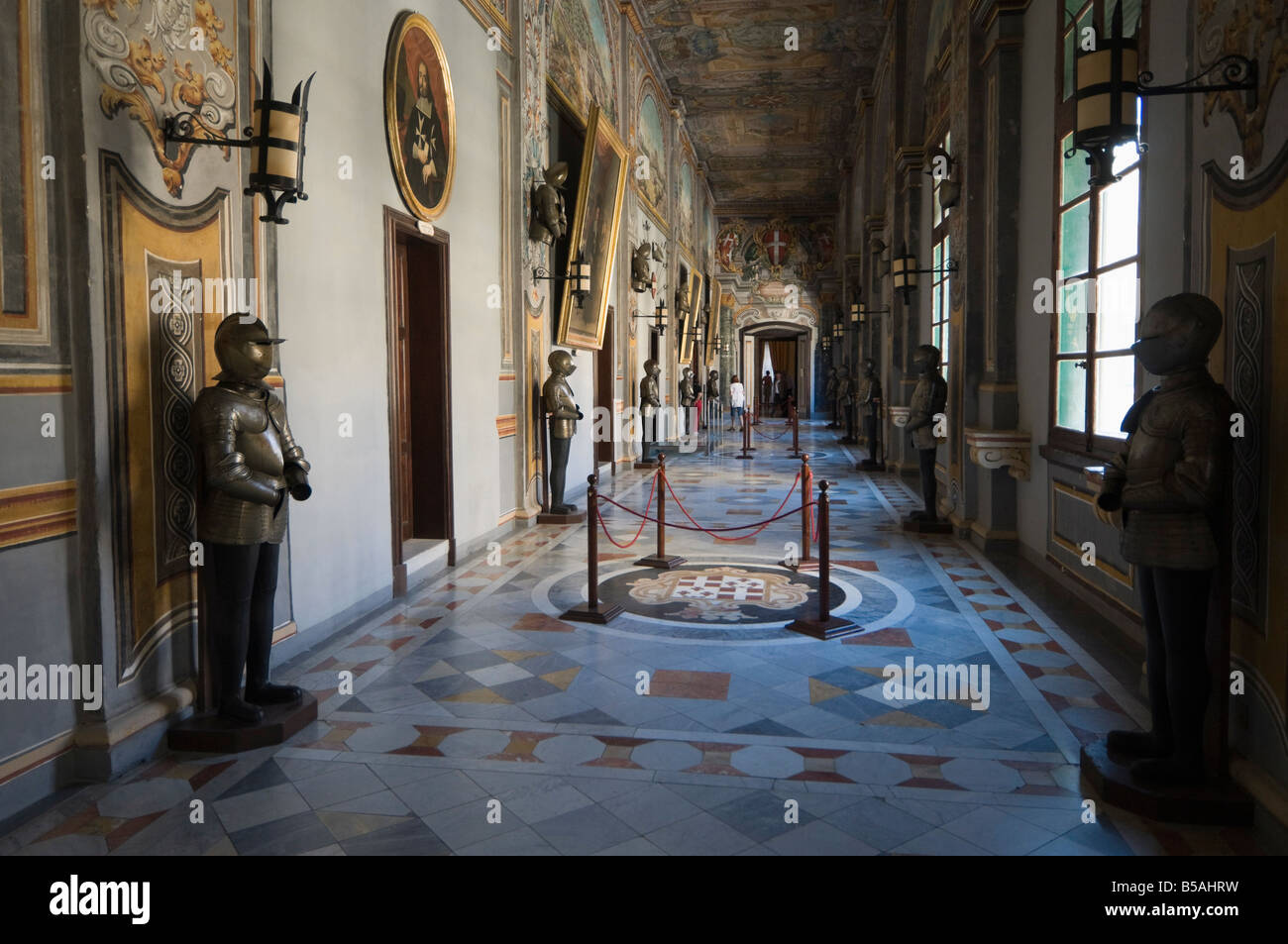 Hoch dekorierten Innenraum Korridor, Großmeisterpalast, Valletta, Malta, Europa Stockfoto