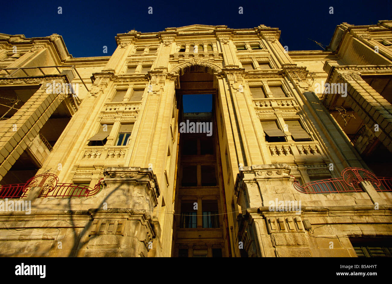 Balluta Gebäude, erbaut im Jahre 1928 auf Balluta Bay, Balluta, St. Julians, Malta, Europa Stockfoto