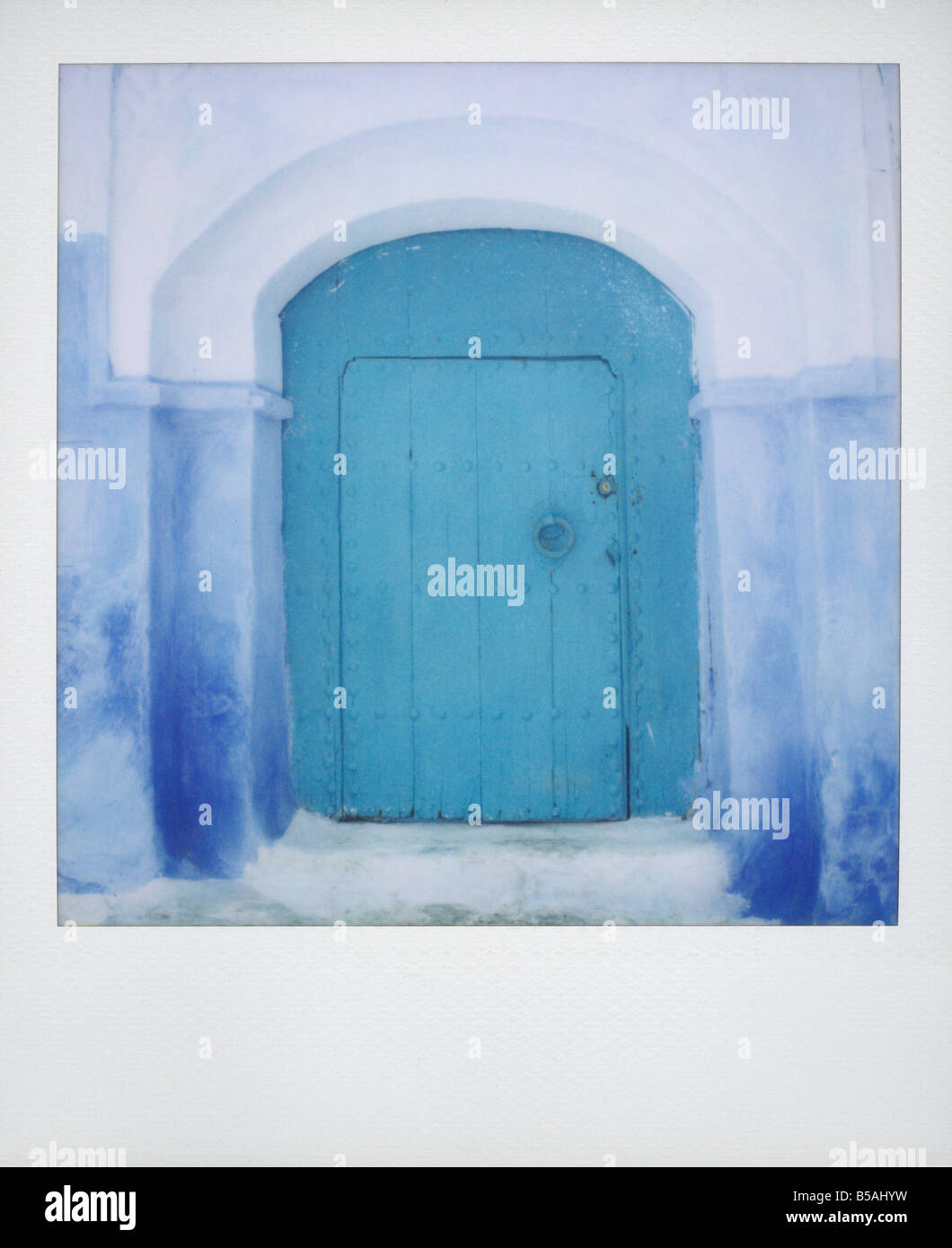 Polaroid von gemalten blauen Tür gegen blau-weiß getünchte Wand Chefchaouen Marokko Nordafrika Afrika Stockfoto