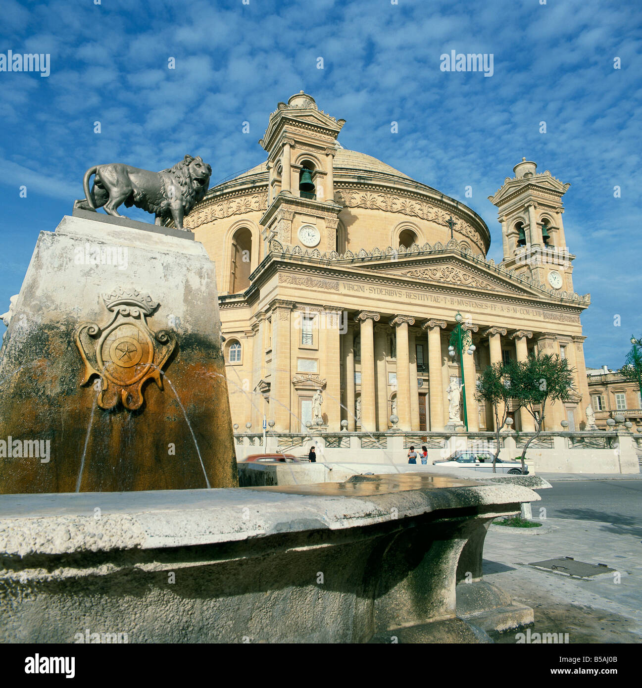 Löwe auf einem Brunnen vor der Rotunde-Kirche in Mosta Malta H P Merten Stockfoto