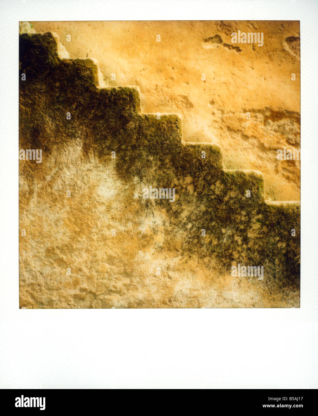 Polaroid von Steintreppen gegen alte Stein Wand leuchtende Gold im Sonnenlicht Chefchaouen Marokko Nordafrika Afrika Stockfoto
