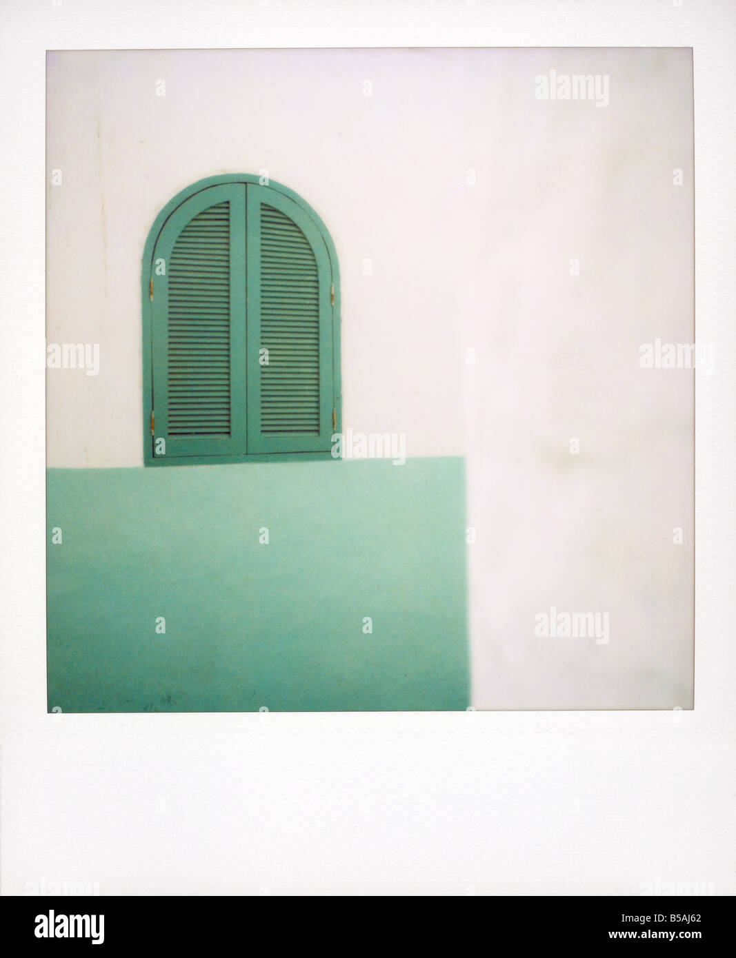 Polaroid von Grün bemalten Fensterläden an weiß getünchten Wand Asilah Marokko Nordafrika Afrika Stockfoto
