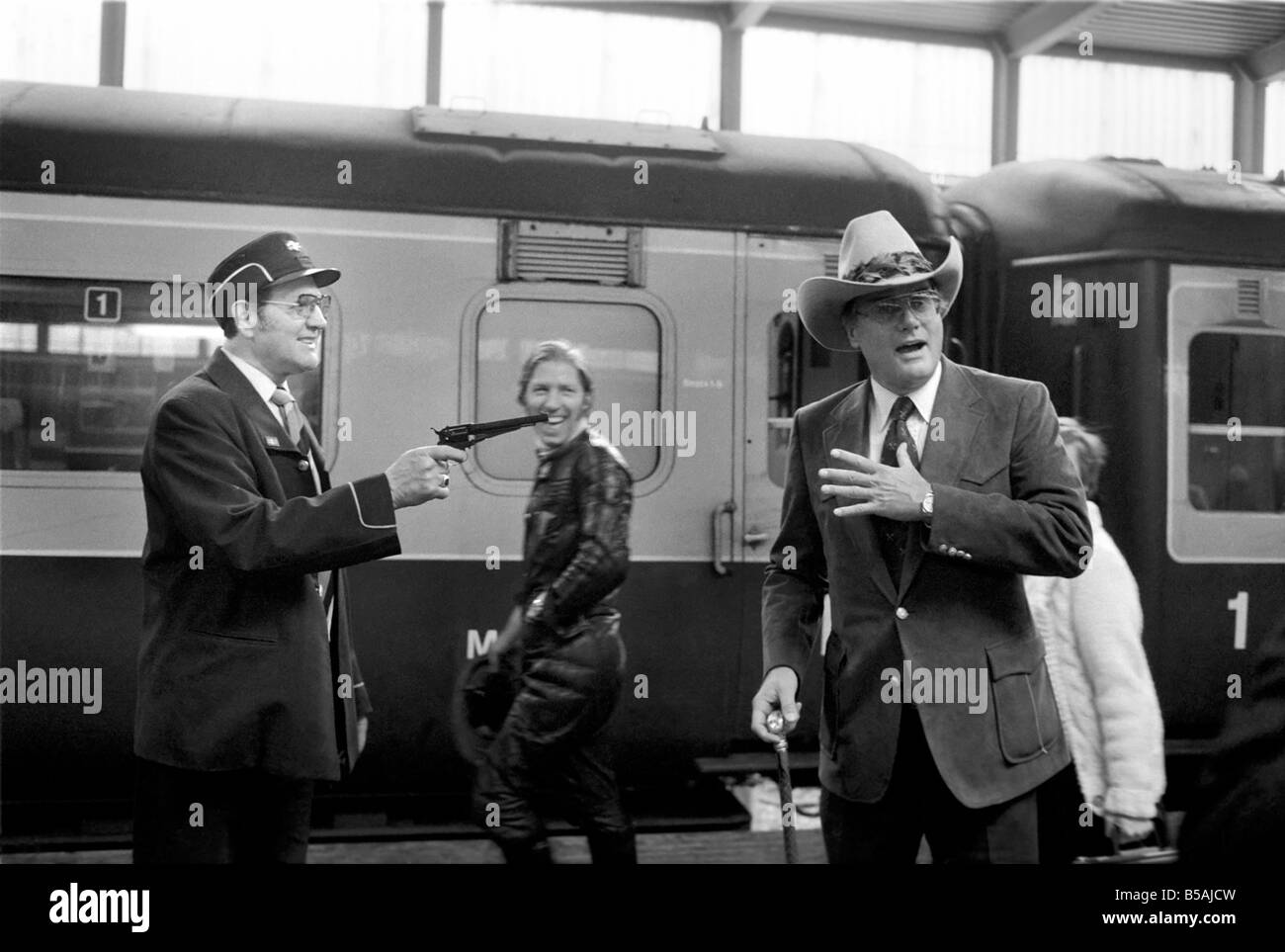 US-amerikanischer Schauspieler Larry Hagman, J. R. Ewing in der TV-Serie Dallas, in ein weiteres Elfmeterschießen mit einem British Rail Porter spielt, eine Stockfoto