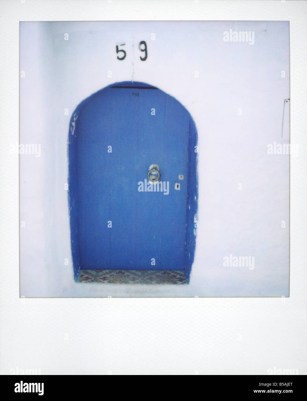 Polaroid von traditionellen gemalte blaue Tür weiß getünchte Wand Chefchaouen Marokko Nordafrika Afrika Stockfoto