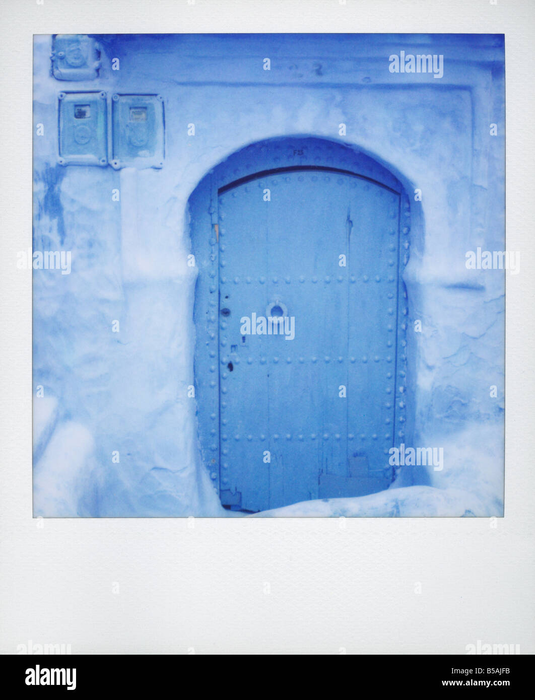 Polaroid von traditionellen gemalte blaue Tür Wand Bluewashed Chefchaouen Marokko Nordafrika Afrika Stockfoto