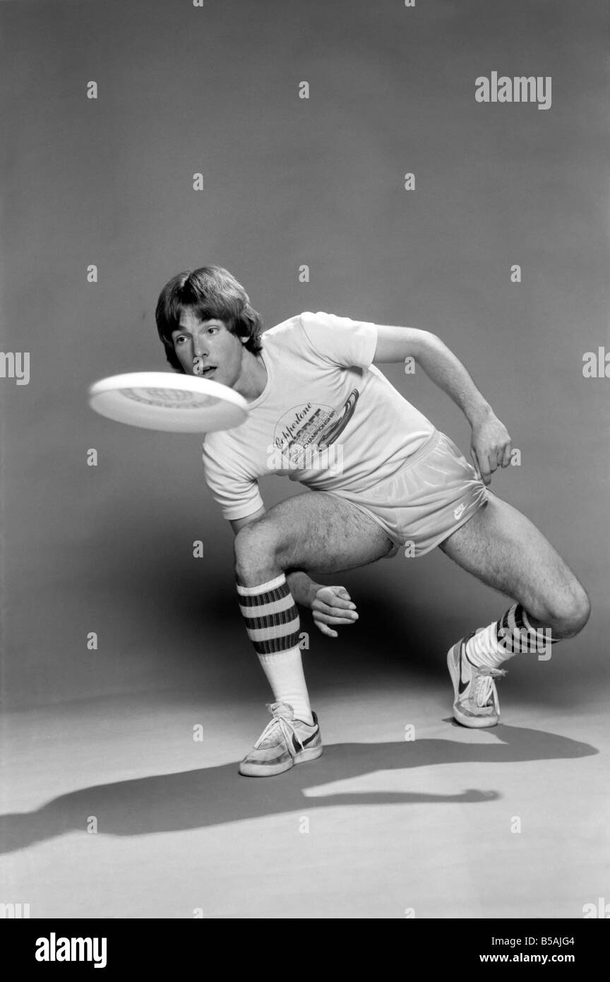 Ein Mann, Durchführung von Übungen mit einem Frisbee. Juni 1980 Stockfoto