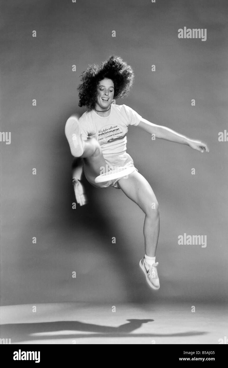 Eine Frau, die Durchführung von Übungen mit einem Frisbee. Juni 1980 Stockfoto