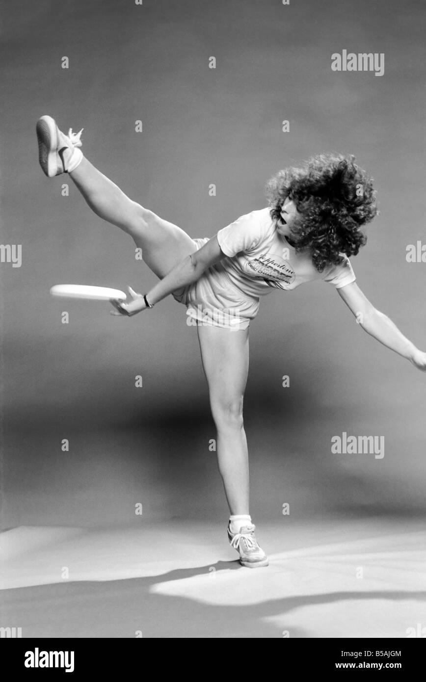 Eine Frau, die Durchführung von Übungen mit einem Frisbee. Juni 1980 Stockfoto