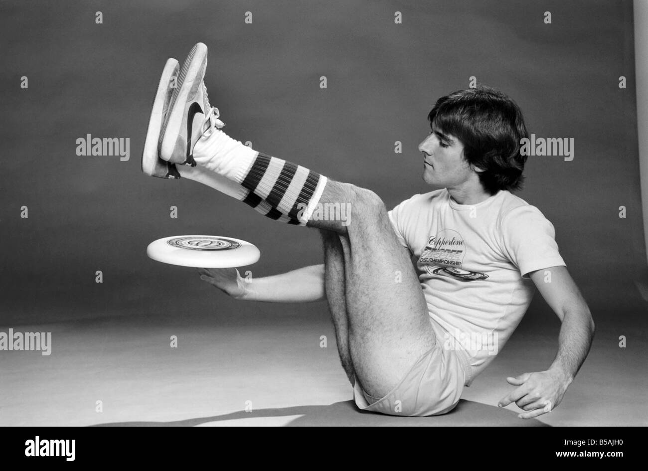 Ein Mann, Durchführung von Übungen mit einem Frisbee. Juni 1980 Stockfoto