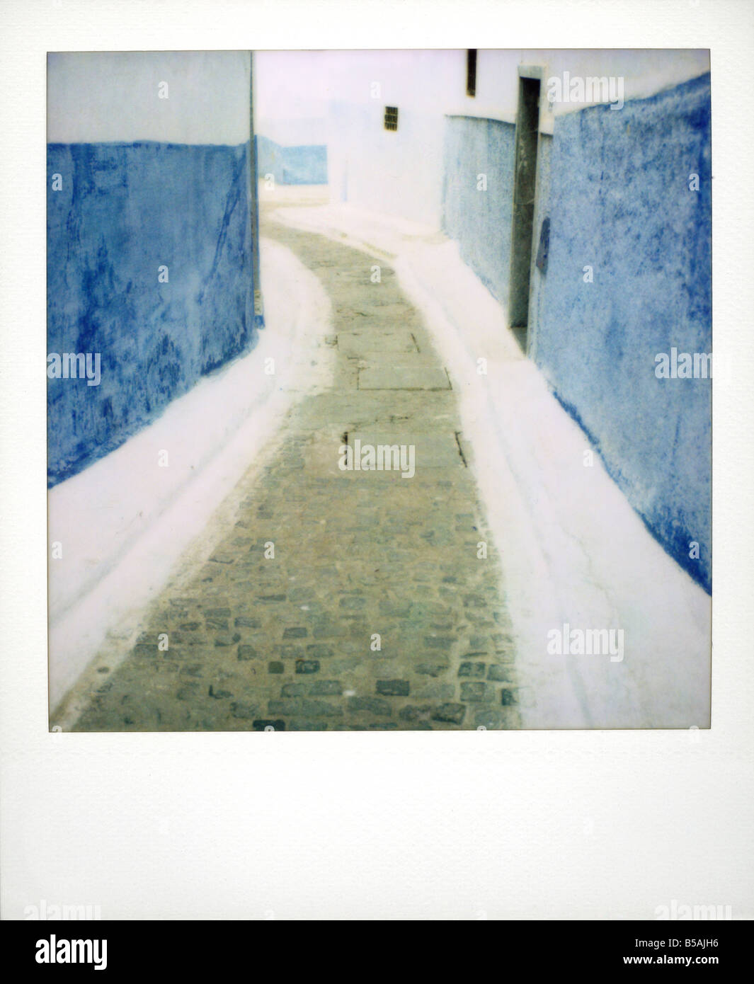 Ansicht auf Polaroid unten schmale Straße zeigt traditionelle blau und Tünche, Kasbah des Oudayas, Rabat, Marokko Stockfoto