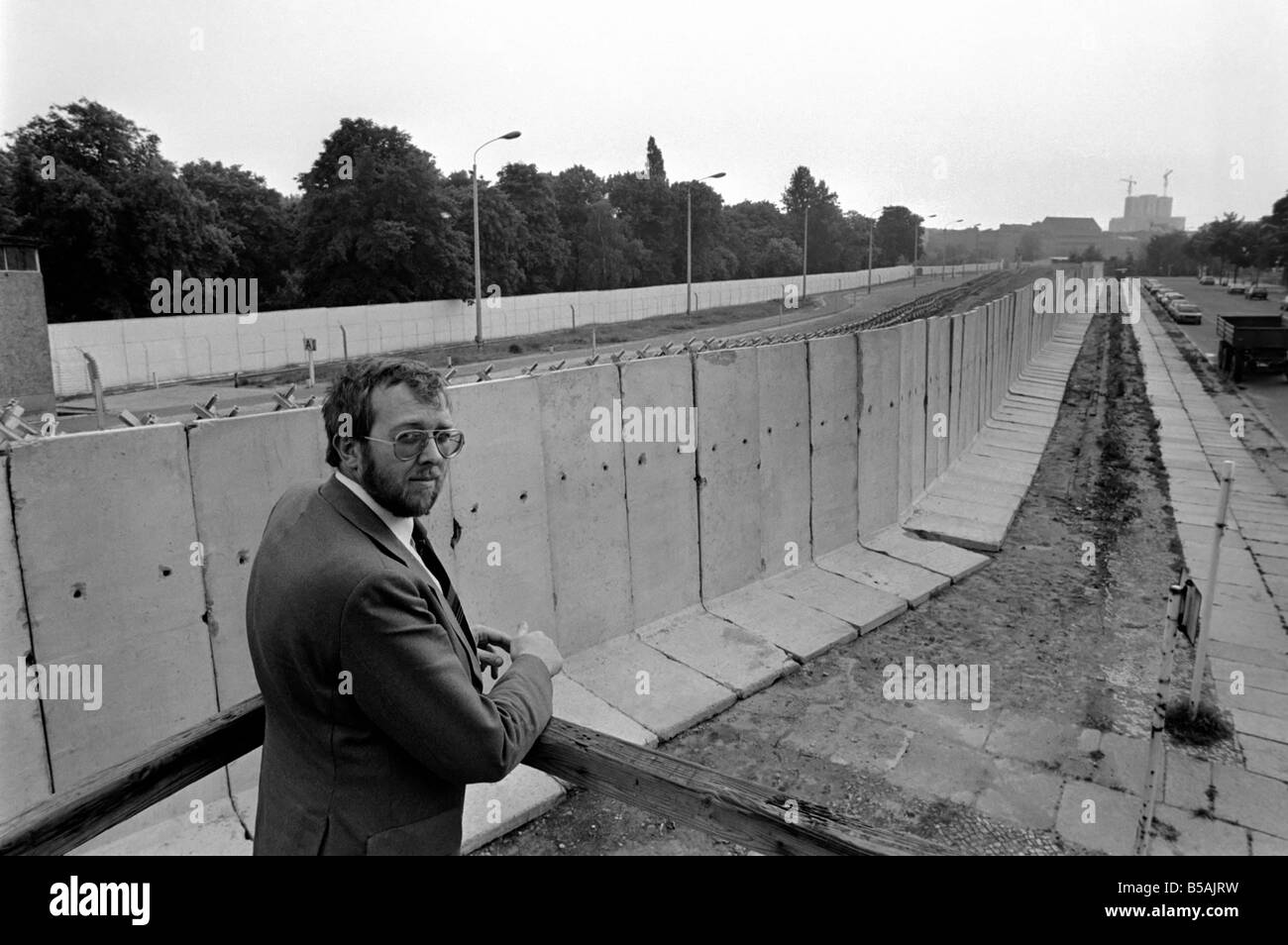 Blick auf die Berliner Mauer am Brandenburger Tor.; Die Berliner Mauer war eine Barriere trennt West-Berlin aus Ost-Berlin und dem Rest der DDR. Juni 1980 Stockfoto