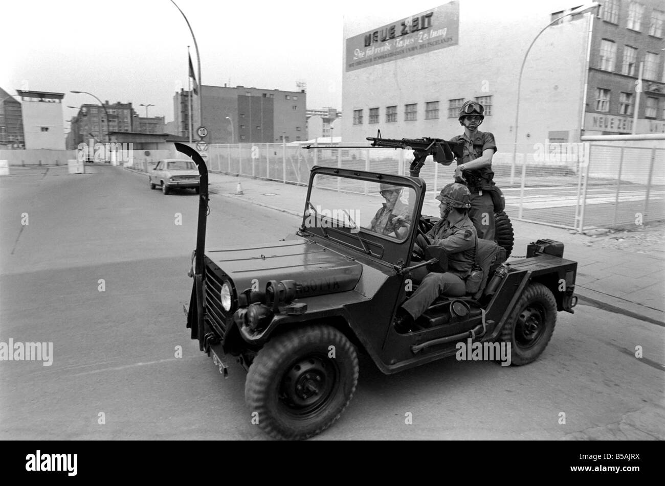 Blick auf die Berliner Mauer am Brandenburger Tor.; Die Berliner Mauer war eine Barriere trennt West-Berlin aus Ost-Berlin und dem Rest der DDR. Unser Bild zeigt US-Armee patrouillieren in der Wand. Juni 1980 Stockfoto