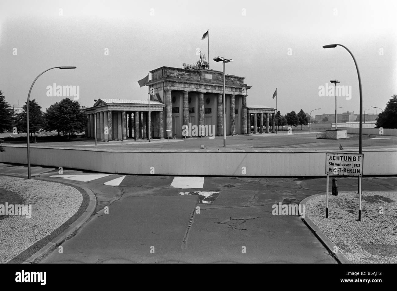 Blick auf die Berliner Mauer am Brandenburger Tor.; Die Berliner Mauer war  eine Barriere trennt West-Berlin aus Ost-Berlin und dem Rest der DDR. Juni  1980 Stockfotografie - Alamy