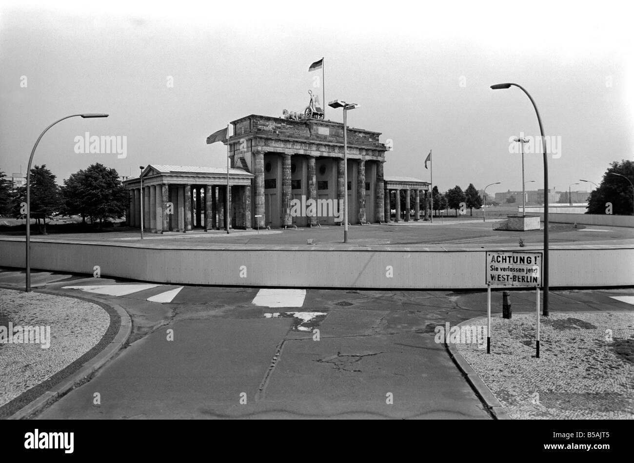 Blick auf die Berliner Mauer am Brandenburger Tor.; Die Berliner Mauer war eine Barriere trennt West-Berlin aus Ost-Berlin und dem Rest der DDR. Juni 1980 80-03107 Stockfoto