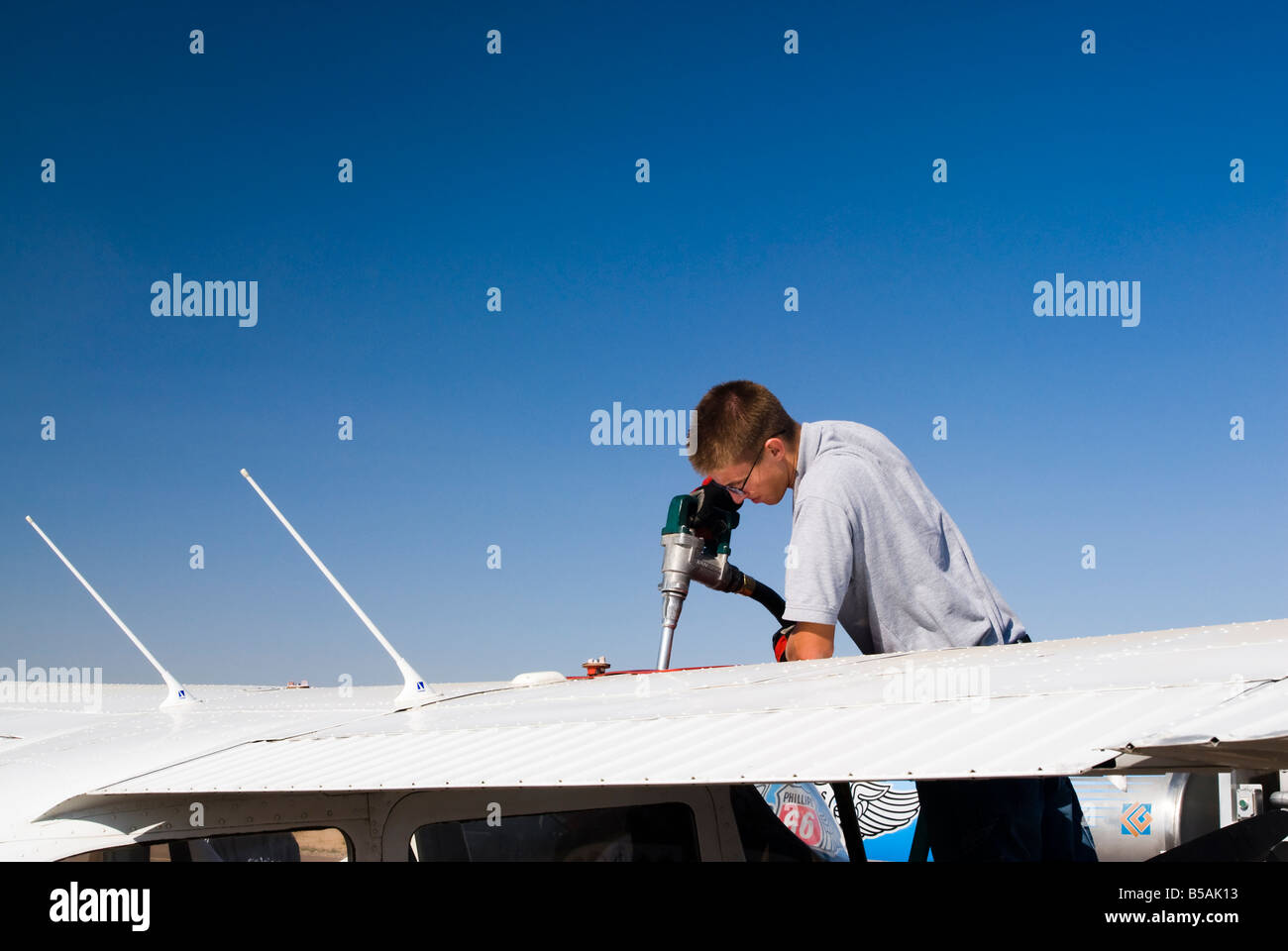 Hinzufügen von Brennstoff für ein Flugzeug im Copperstate Fly in in Arizona Stockfoto