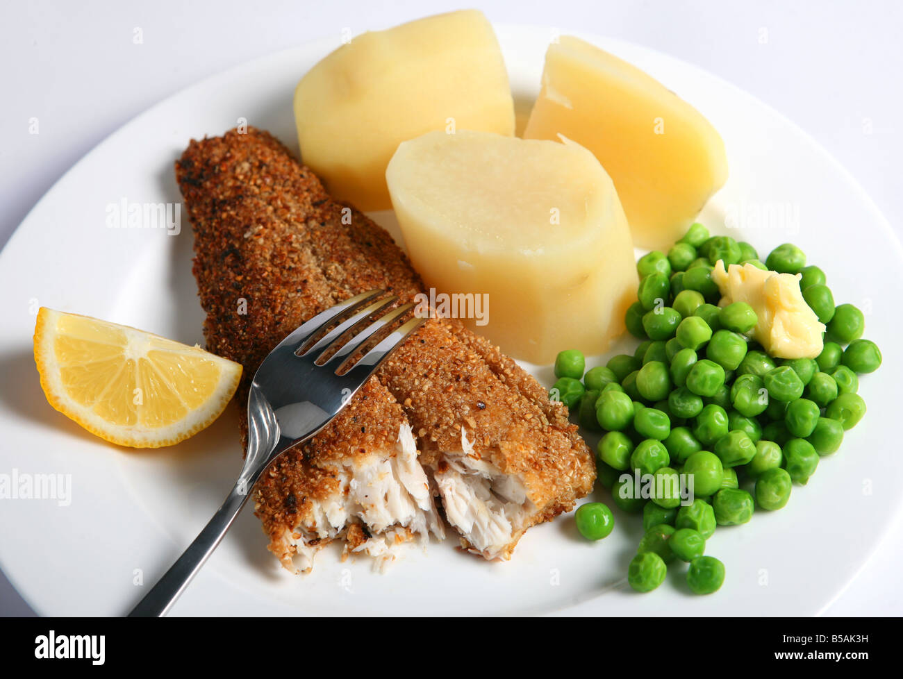 Gebratene Makrele in Haferflocken-Teig serviert mit Erbsen und Salzkartoffeln eine schottische Gericht Stockfoto