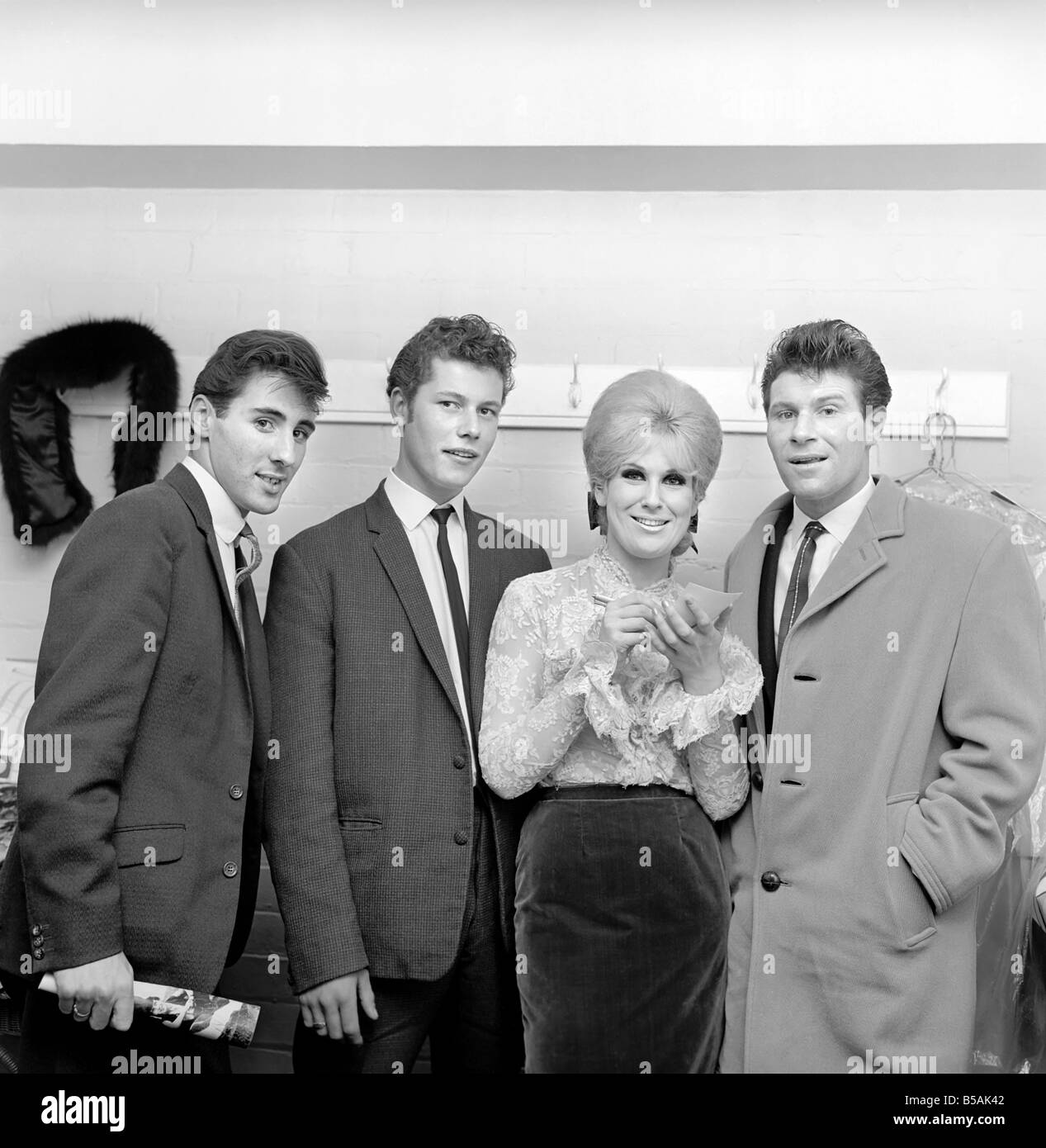 Sängerin Dusty Springfield gesehen hier Autogramme. Ca. 1962 Stockfoto