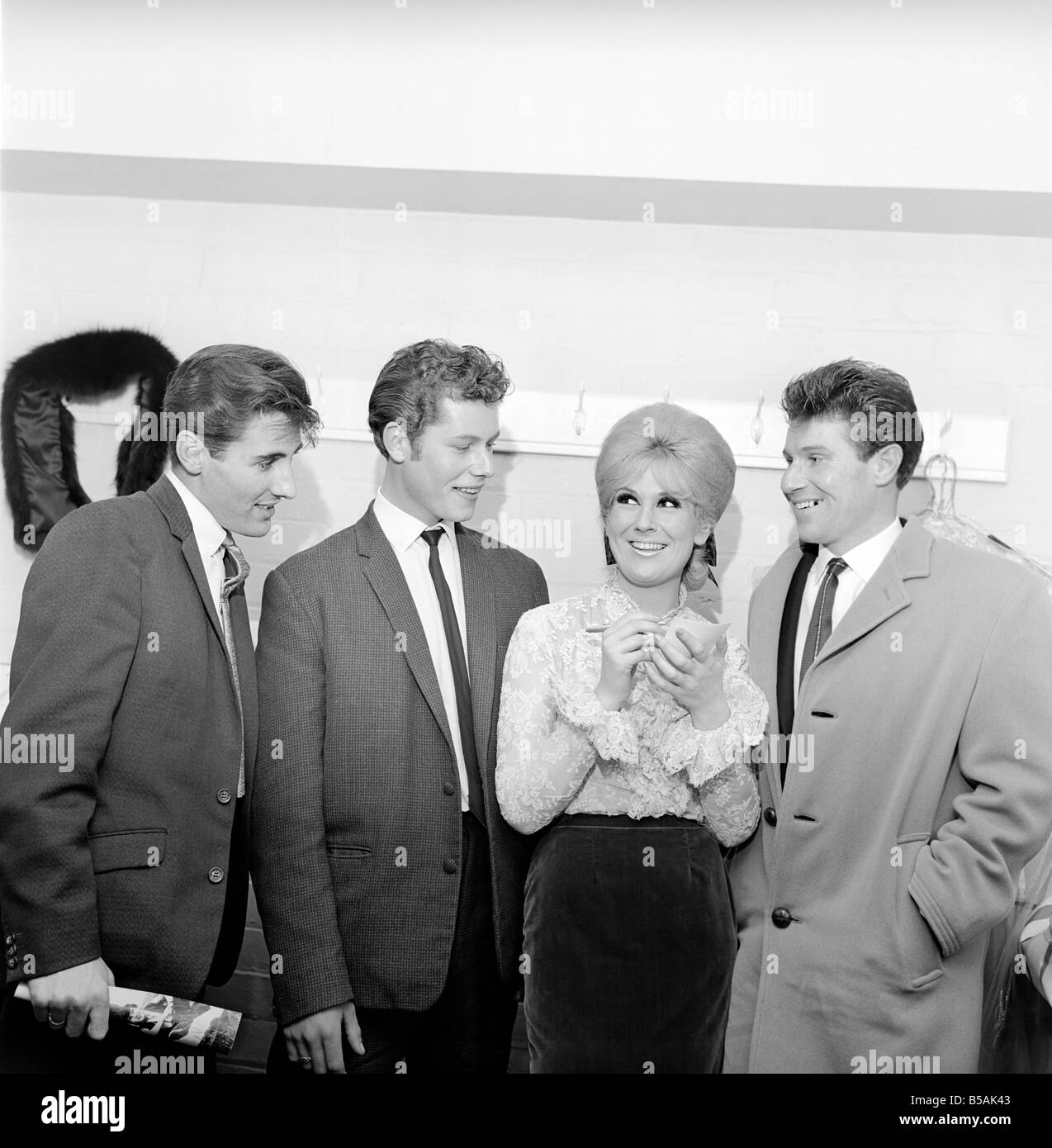 Sängerin Dusty Springfield gesehen hier Autogramme. Ca. 1962 Stockfoto