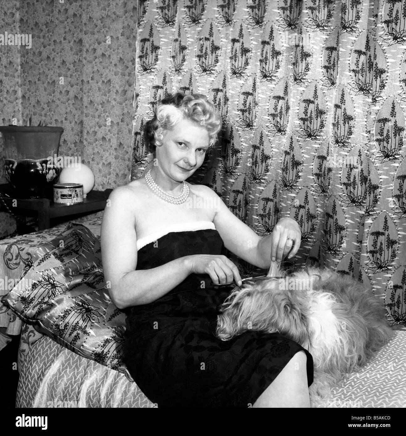 Frau Zuneigung zu ihrem Haustier Hund: 1957 Stockfoto