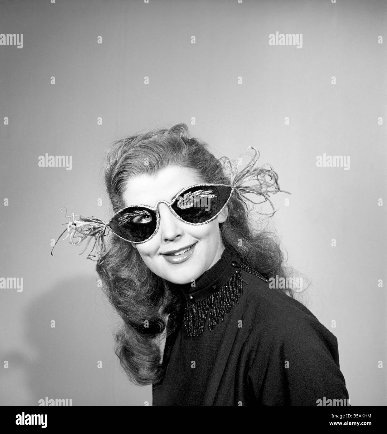 Frau trägt Gesichtsmasken. Februar 1953 Stockfoto