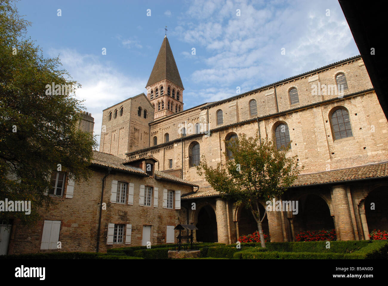 Die alte Abtei Kirche St. Philibert in Tournus in Burgund Frankreich Stockfoto