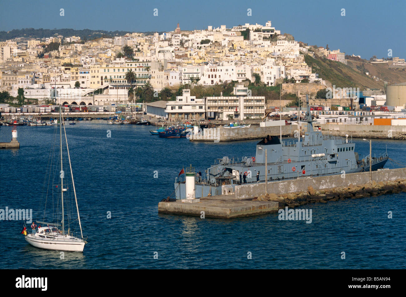 Kriegsschiff vor Anker im Hafen und die Altstadt hinter Tanger Marokko Nordafrika Afrika Stockfoto