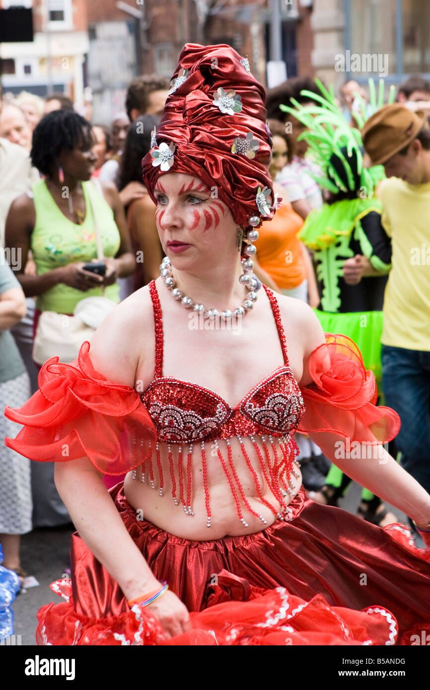 Porträt einer Reifen Dame tanzen in einem Karnevalszug in London Stockfoto