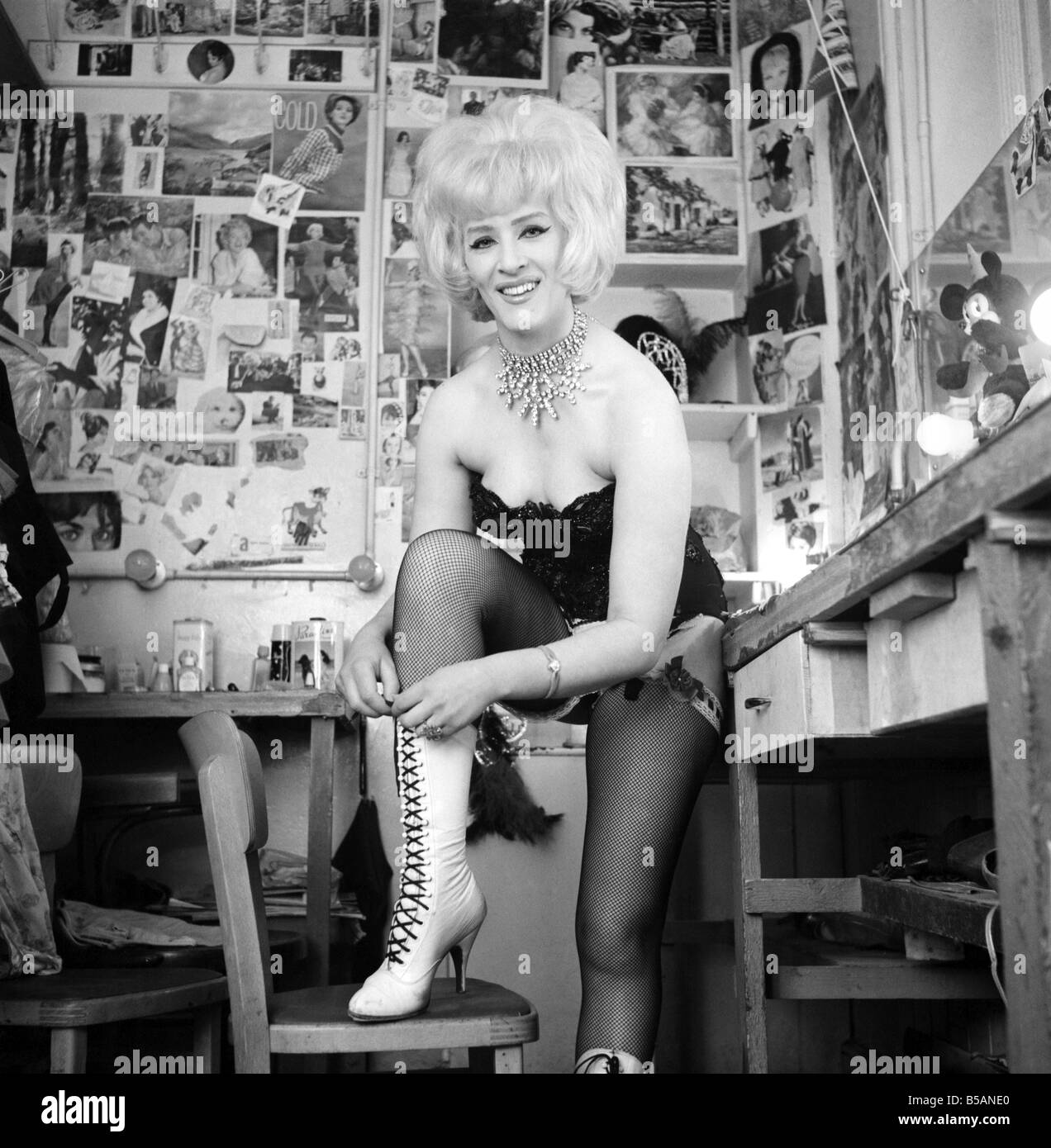 Zeigen Sie Mädchen Audrey Crane gesehen hier oben in ihrer Garderobe vor dem Auftritt 1962 Lockerungsübungen Stockfoto