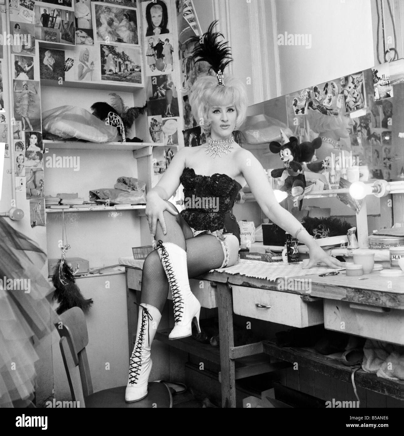 Zeigen Sie Mädchen Audrey Crane gesehen hier oben in ihrer Garderobe vor dem Auftritt 1962 Lockerungsübungen Stockfoto