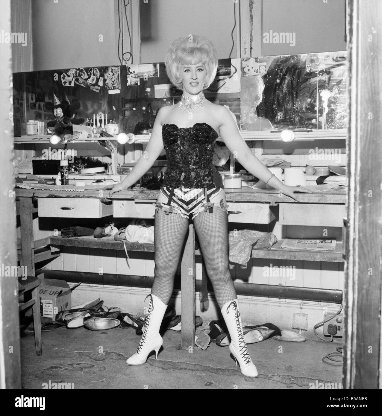 Zeigen Sie Mädchen Audrey Crane gesehen hier oben in ihrer Garderobe vor dem Auftritt 1962 Lockerungsübungen Stockfoto