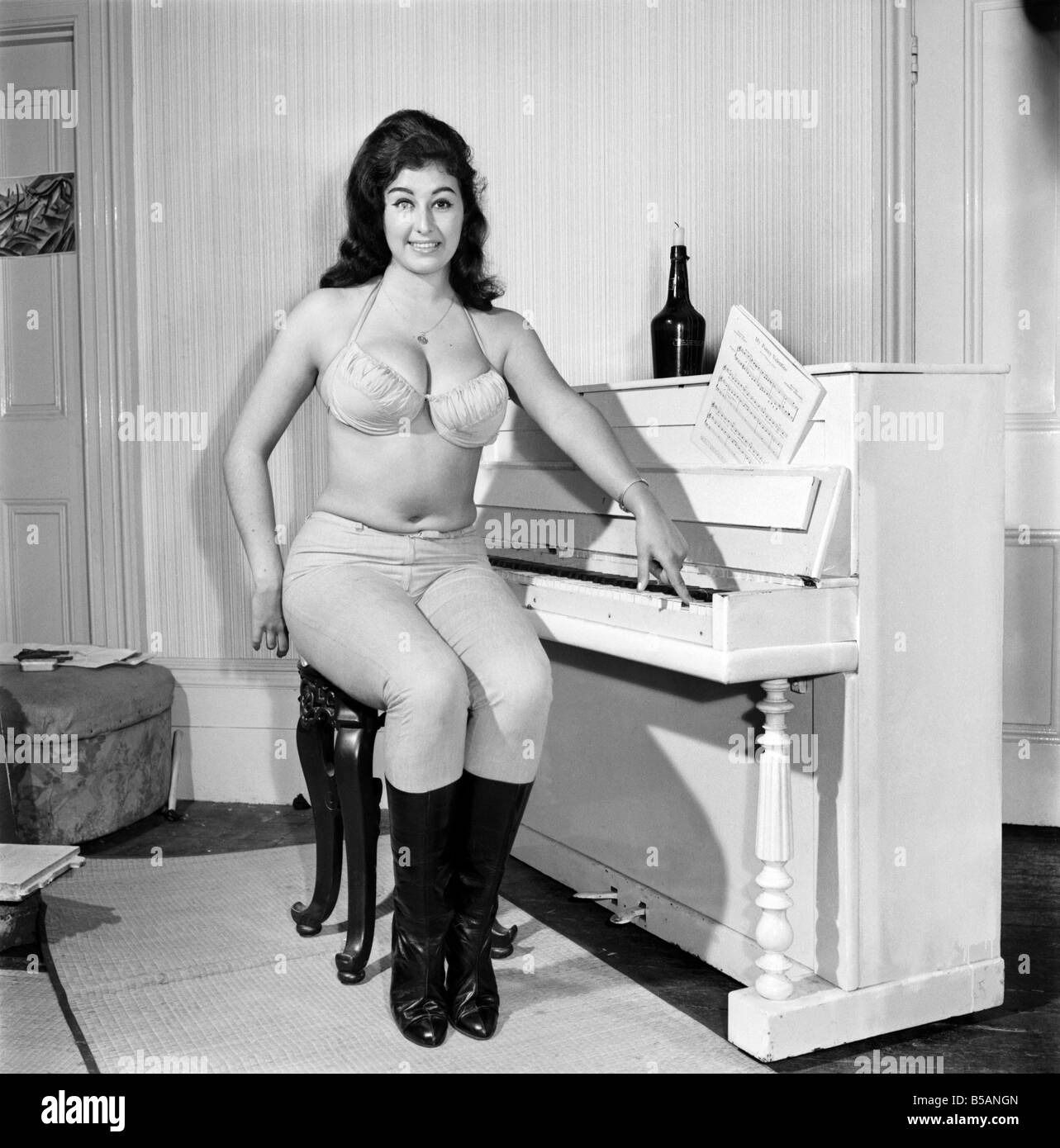 Großen Brüsten Denise Crooke gesehen hier Hämmern eine Melodie auf dem Klavier. 1965 Stockfoto