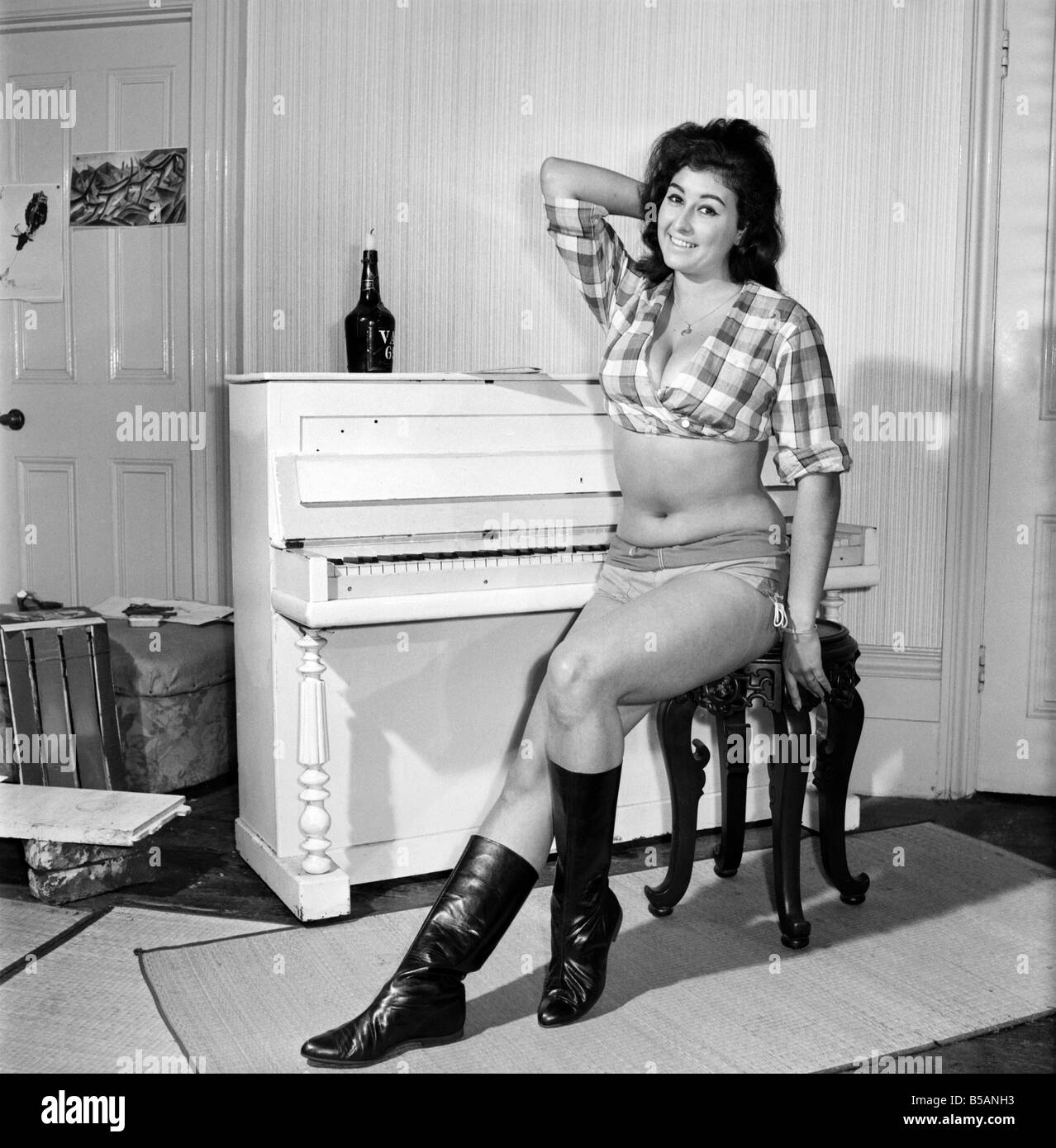Großen Brüsten Denise Crooke gesehen hier Hämmern eine Melodie auf dem Klavier. 1965 Stockfoto