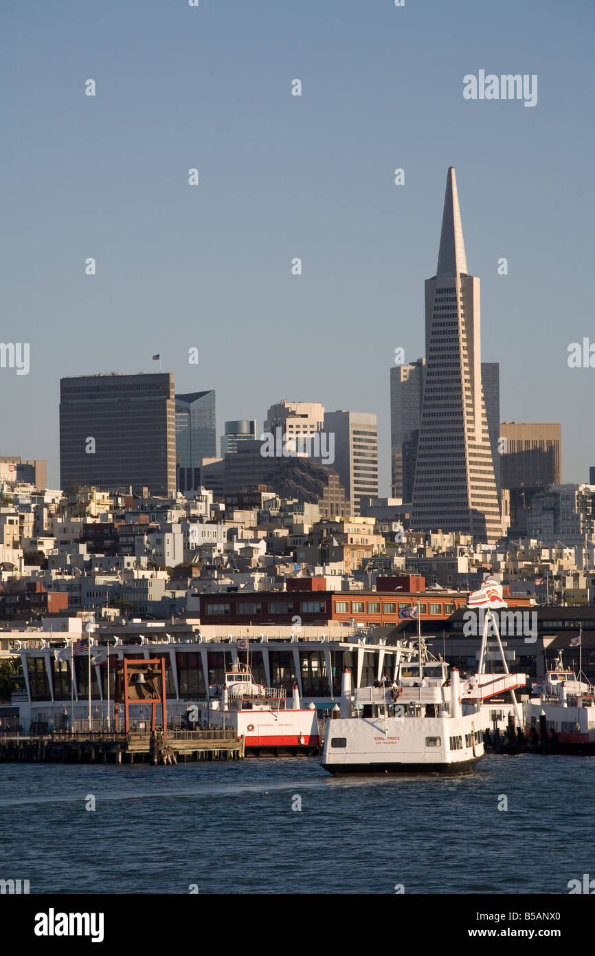 Boot ziehen in Kai, Skyline von San Francisco im Hintergrund Stockfoto