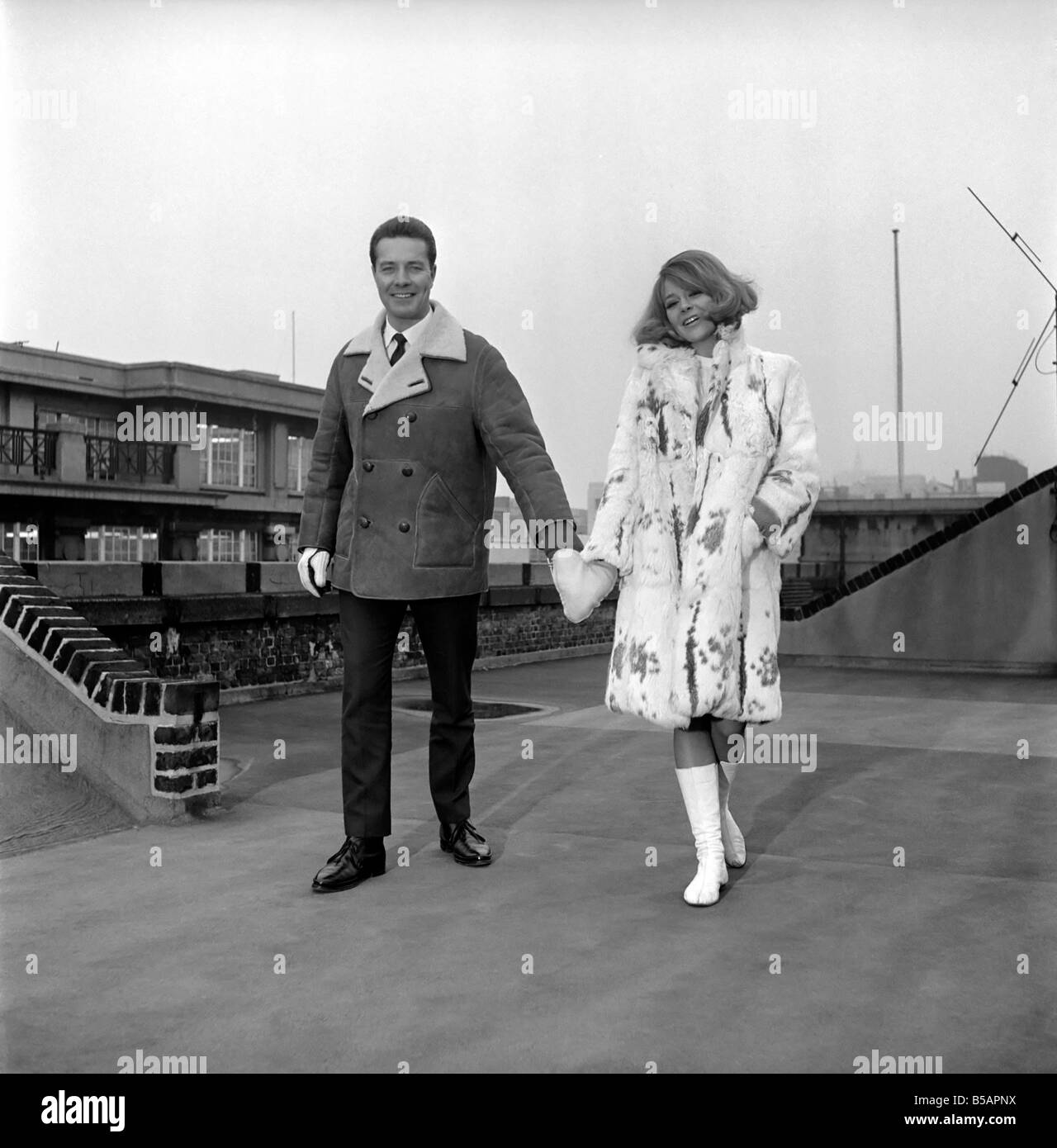 Kleidung: Mode: Hold-Handschuhe: paar (Marilyn Rickard und Roy Curtis gesehen hier Modellierung im Frachtraum) hand Handschuhe. 1960 Stockfoto