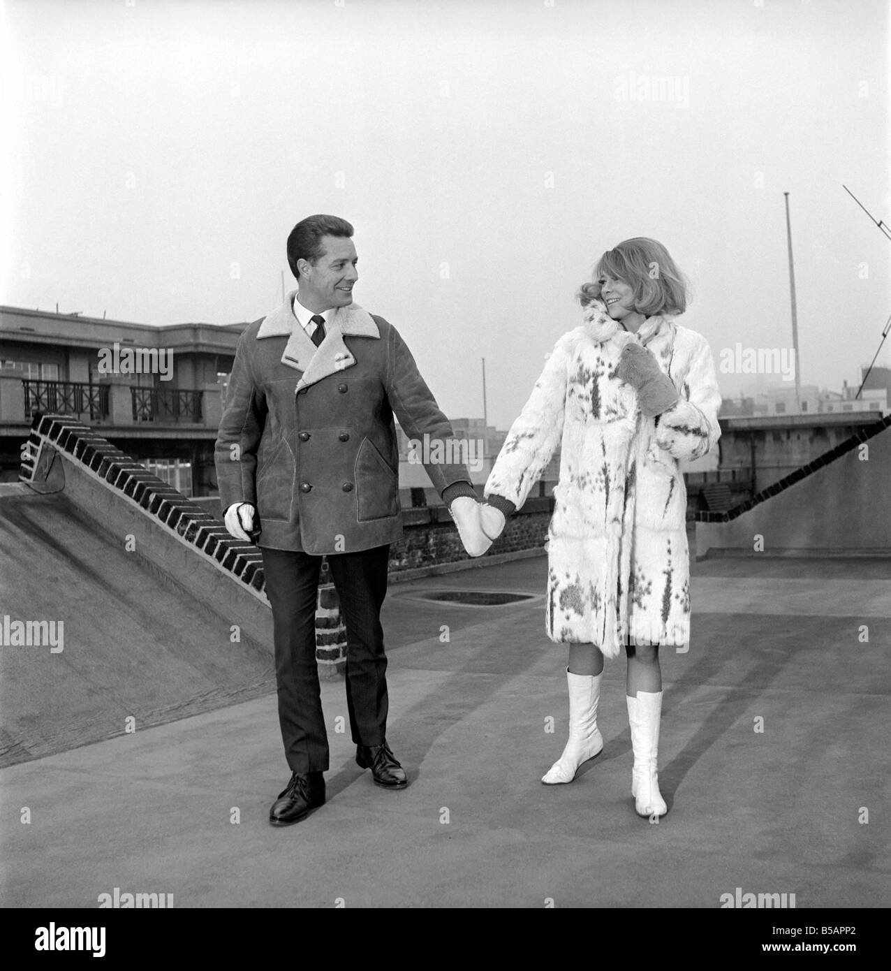 Kleidung: Mode: Hold-Handschuhe: paar (Marilyn Rickard und Roy Curtis gesehen hier Modellierung im Frachtraum) hand Handschuhe. 1960 Stockfoto