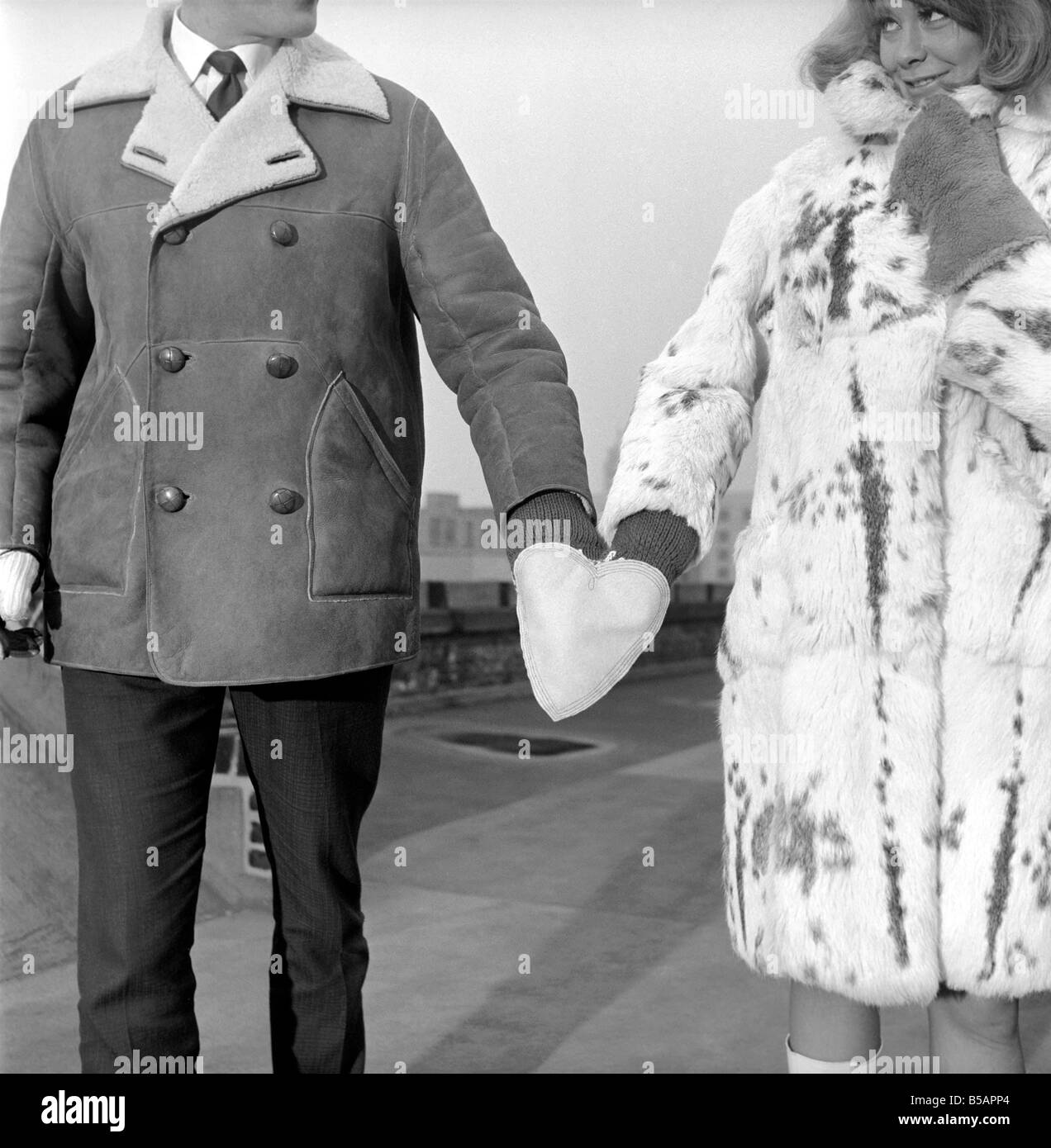 Kleidung: Mode: Hold-Handschuhe: paar (Marilyn Rickard und Roy Curtis gesehen hier Modellierung im Frachtraum) hand Handschuhe. 1960 Stockfoto