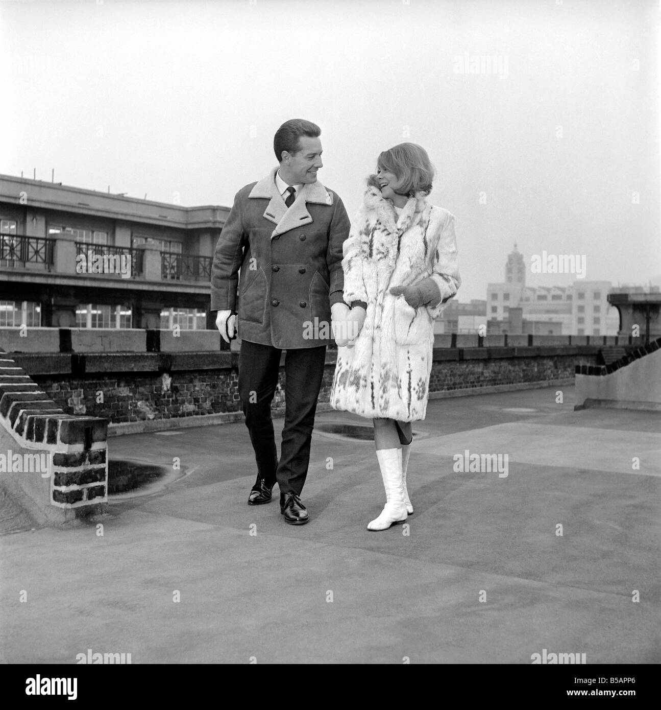 Kleidung: Mode: Hold-Handschuhe: paar (Marilyn Rickard und Roy Curtis gesehen hier Modellierung im Frachtraum) hand Handschuhe. 1960 Stockfoto