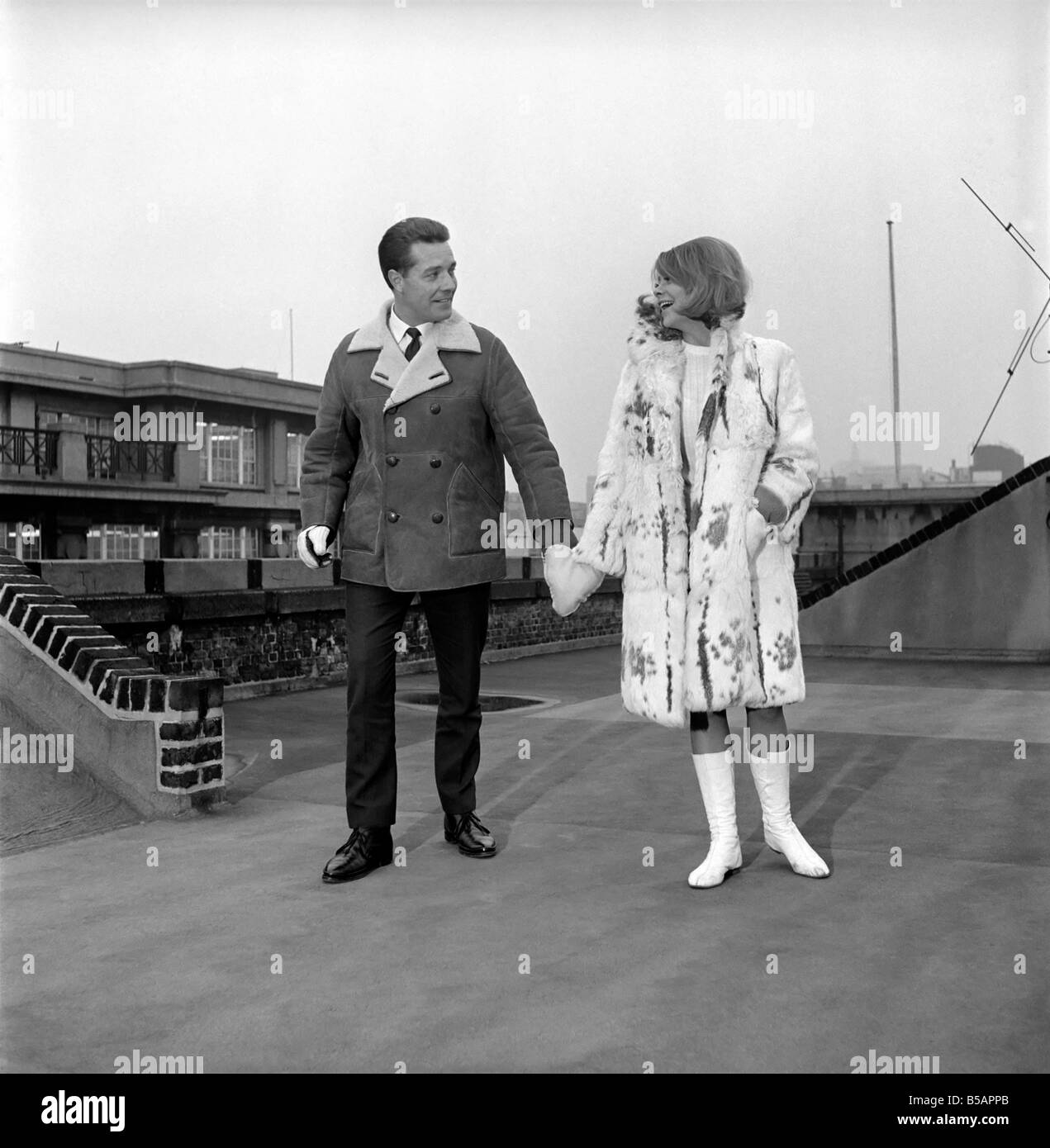 Kleidung: Mode: Hold-Handschuhe: paar (Marilyn Rickard und Roy Curtis gesehen hier Modellierung im Frachtraum) hand Handschuhe. 1960 Stockfoto