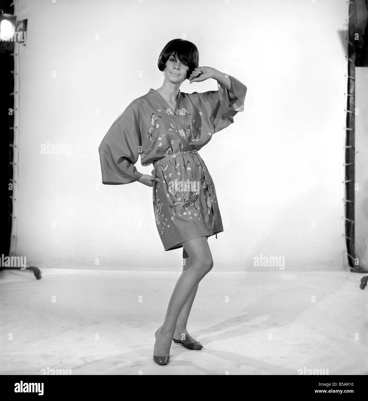 Imogen Woodford Modellierung eine Kimono-Outfit. 1965 Stockfoto