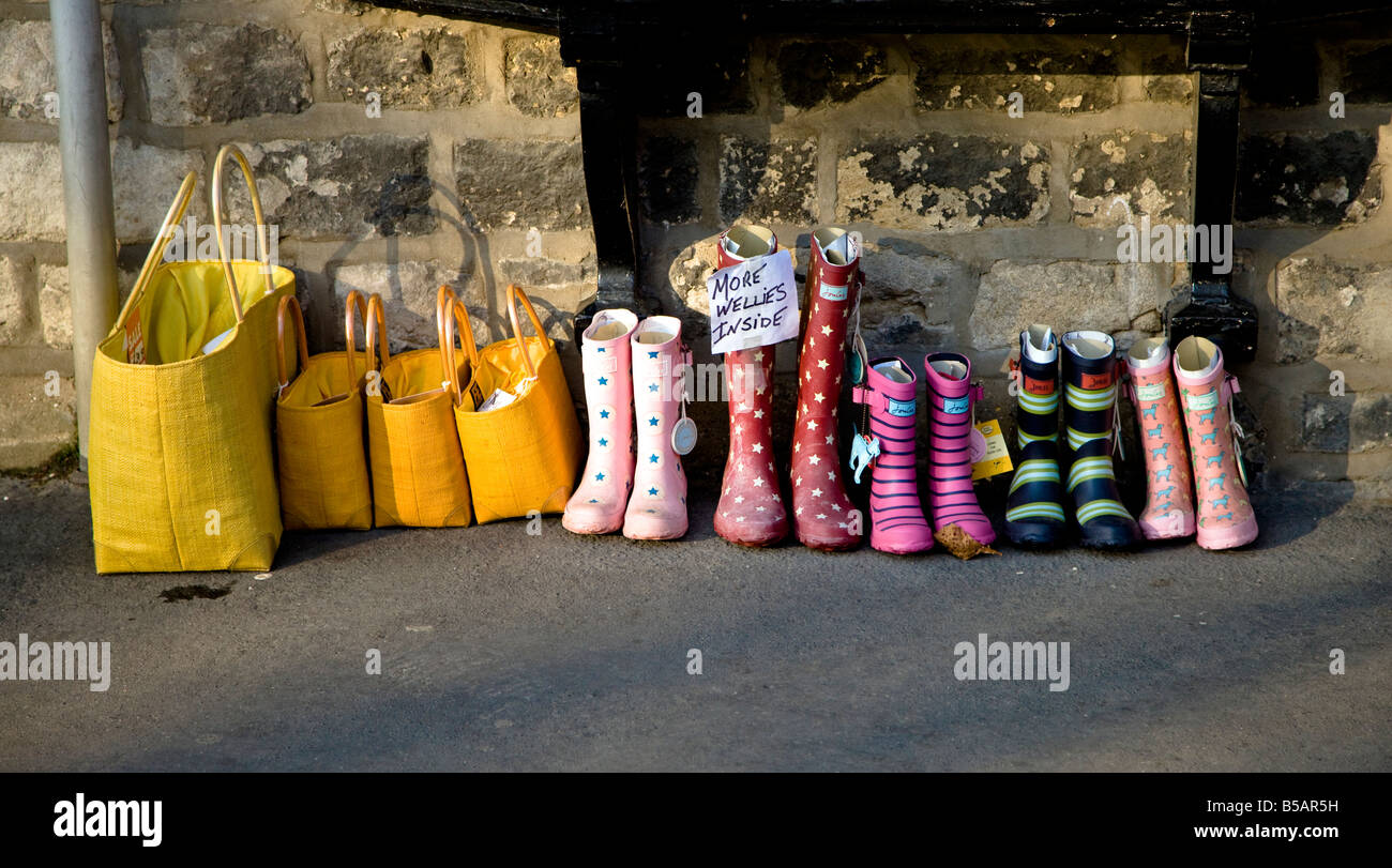 Gummistiefel und Taschen Stockfoto