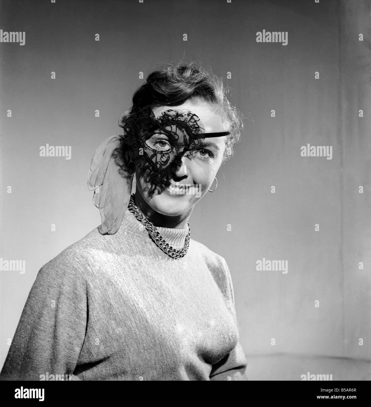 Kleidung: Frau tragen Partei Maske. 1955-B89 Stockfoto