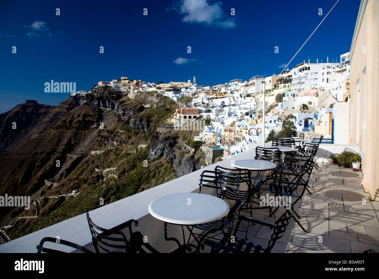 Terrasse mit Aussicht Fira Santorini Kykladen Griechenland Stockfoto