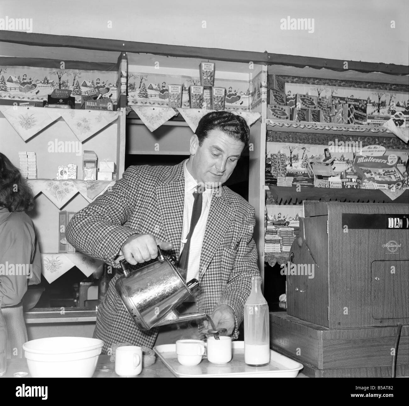Straßencafé. Tee, Busreisende während einer Busreise nach Manchester. Juli 1955-A322a-001 Stockfoto