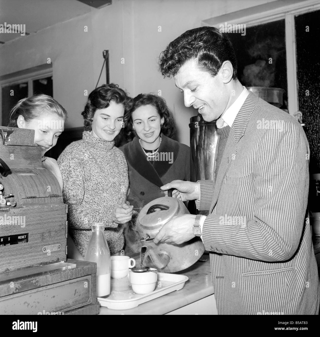 Straßencafé. Tee, Busreisende während einer Busreise nach Manchester. Juli 1955-A322a-002 Stockfoto