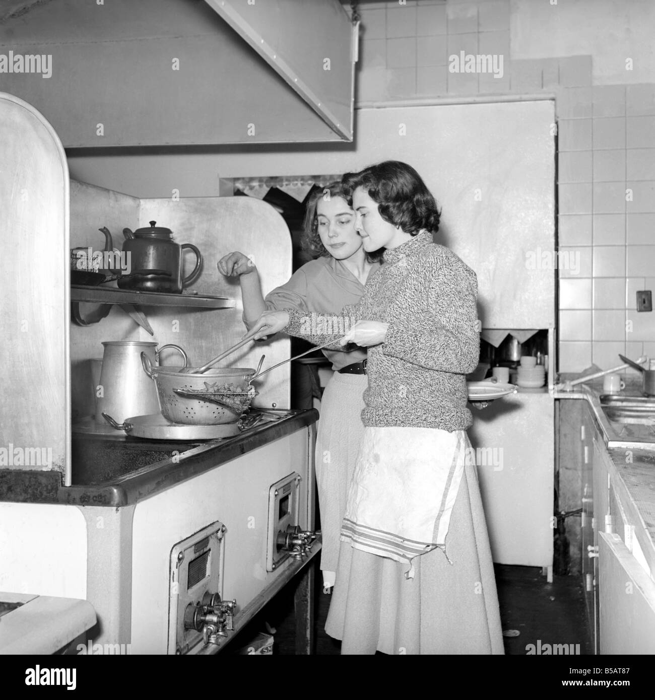 Straßencafé. Tee, Busreisende während einer Busreise nach Manchester. Juli 1955-A322a-003 Stockfoto
