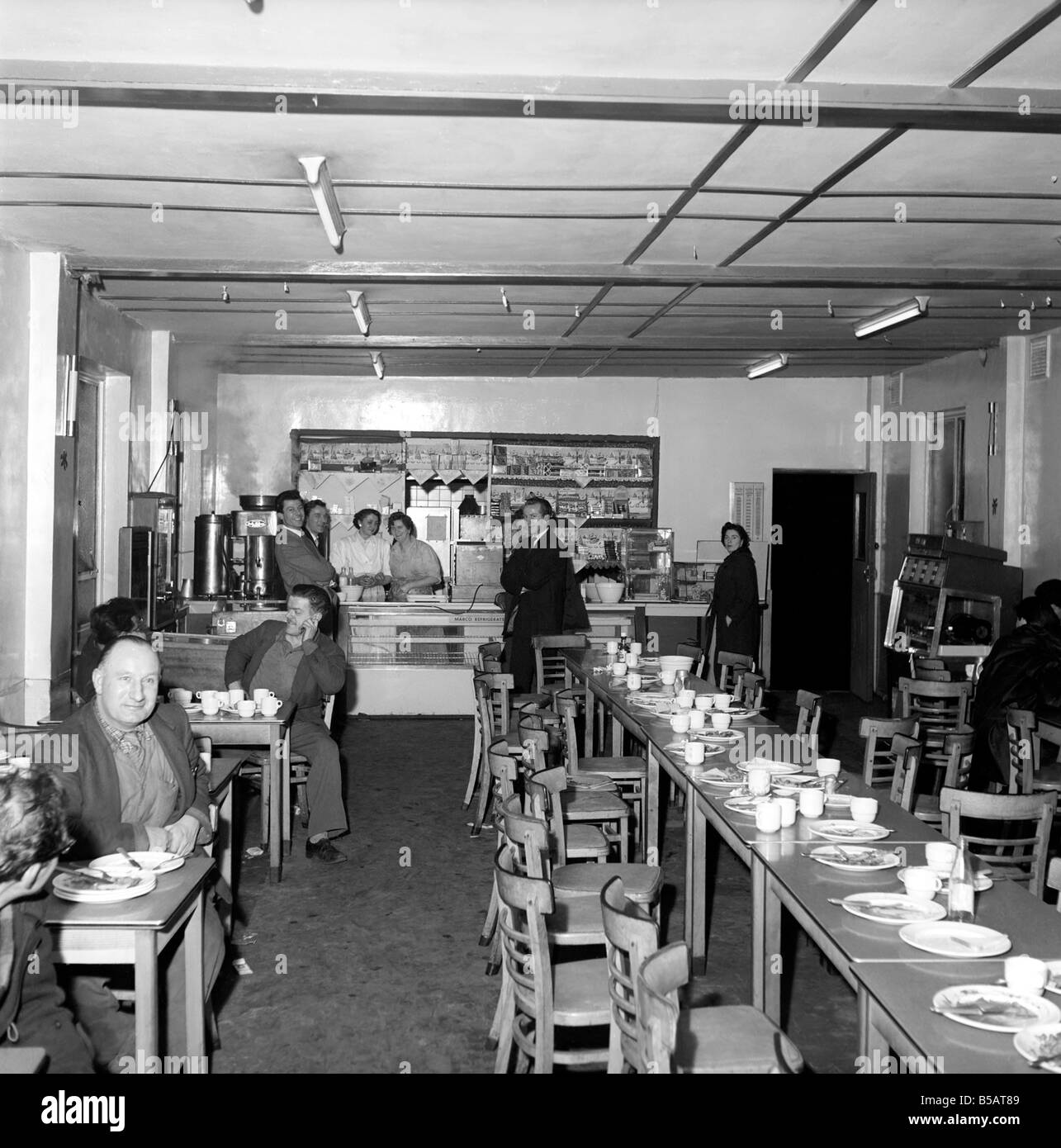 Straßencafé. Tee, Busreisende während einer Busreise nach Manchester. Juli 1955-A322a-004 Stockfoto